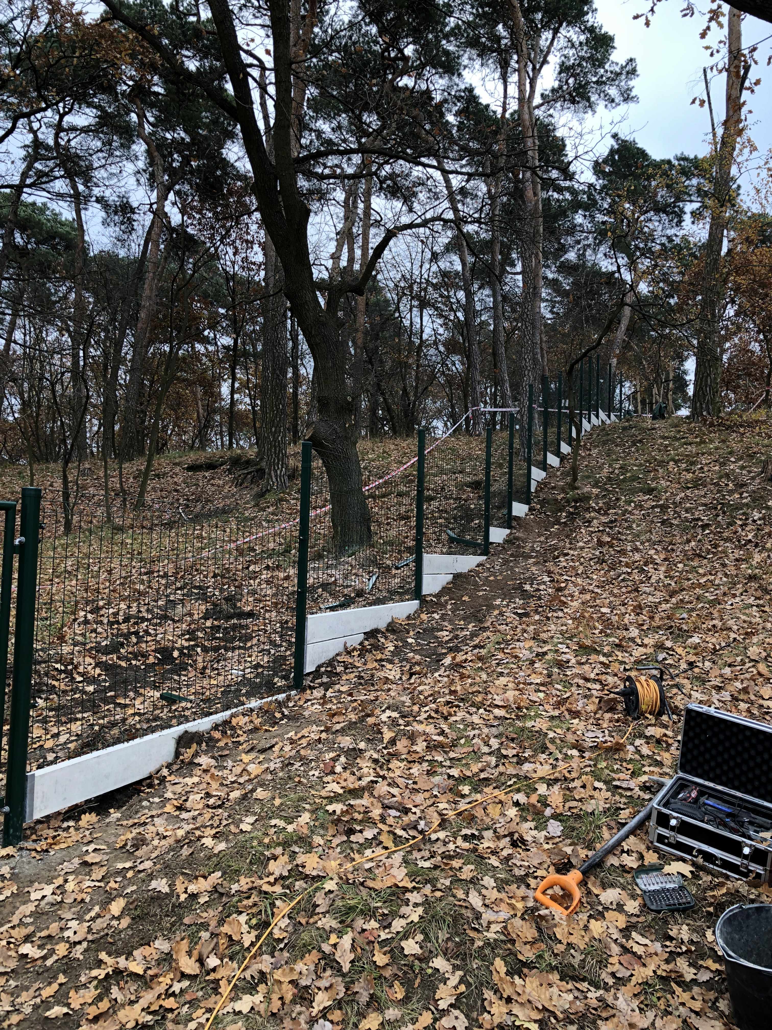 Interiér podkroví ve fázi stavby, kovové rámy, izolace, dřevěná podlaha, příprava pro elektroinstalaci.