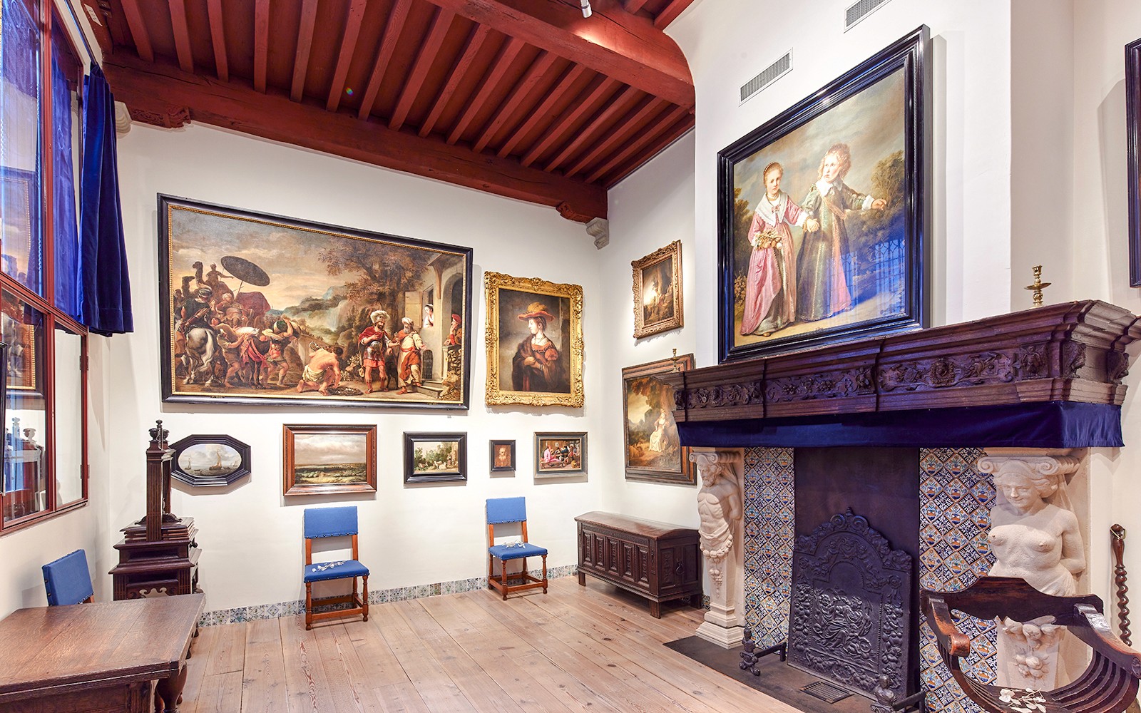 Rembrandt Huset-museets interiør med malerier og udsmykket pejs.