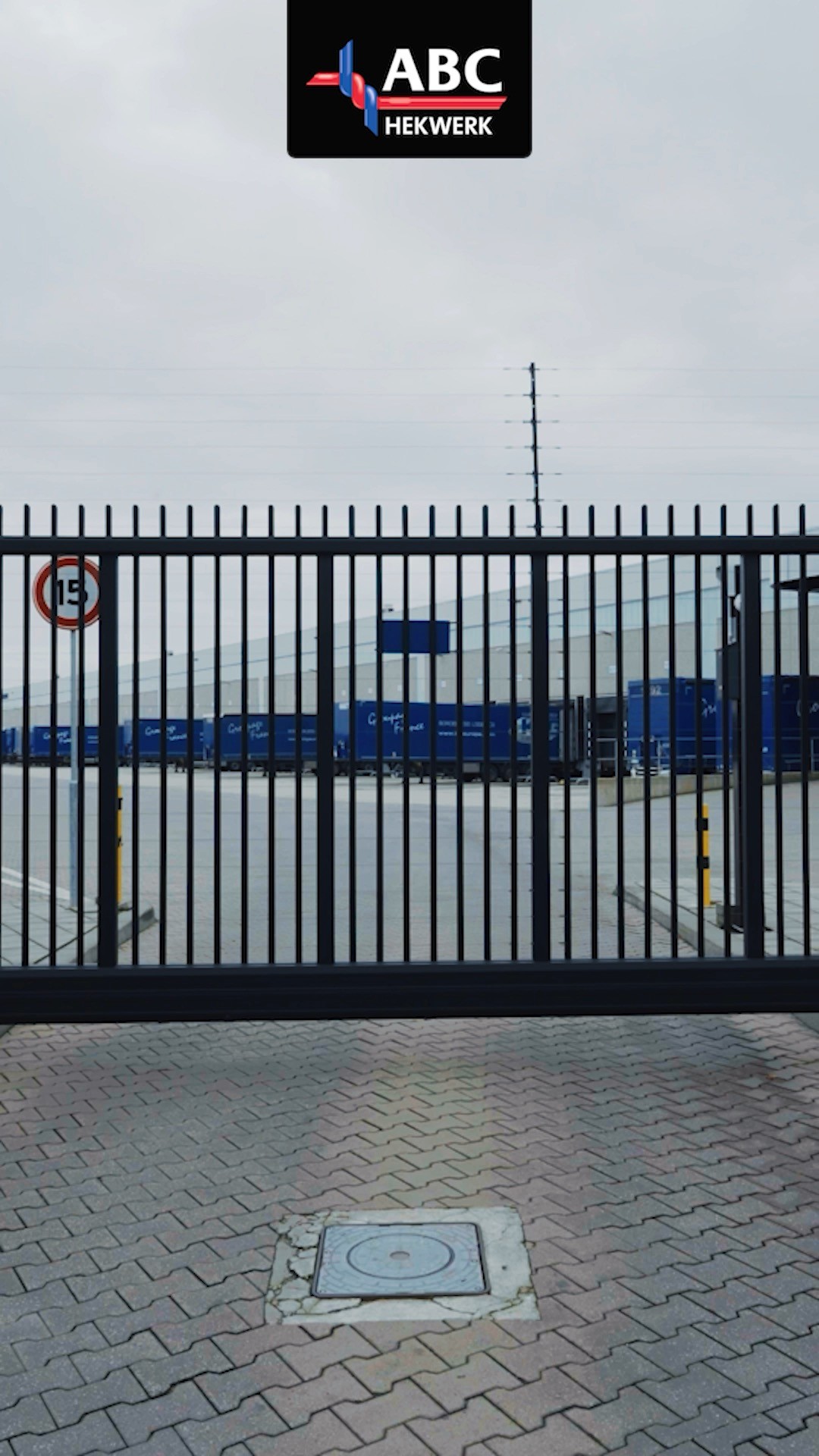 Zwarte schuifpoort van ABC Hekwerk op een bedrijventerrein