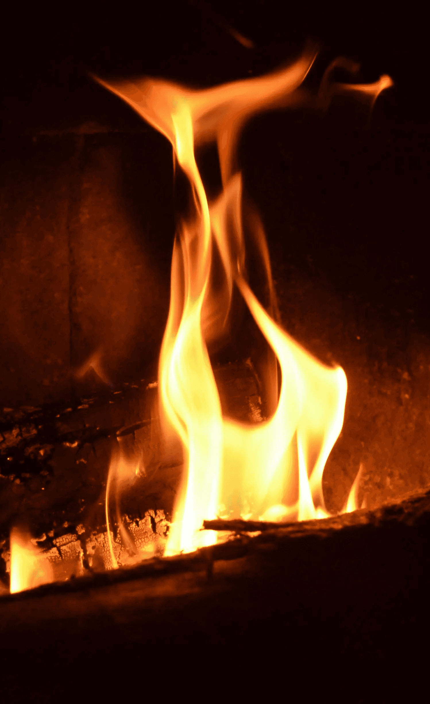 Loderndes Kaminfeuer als Zeichen für Wärme und die Winterhilfe für obdachlose Menschen.