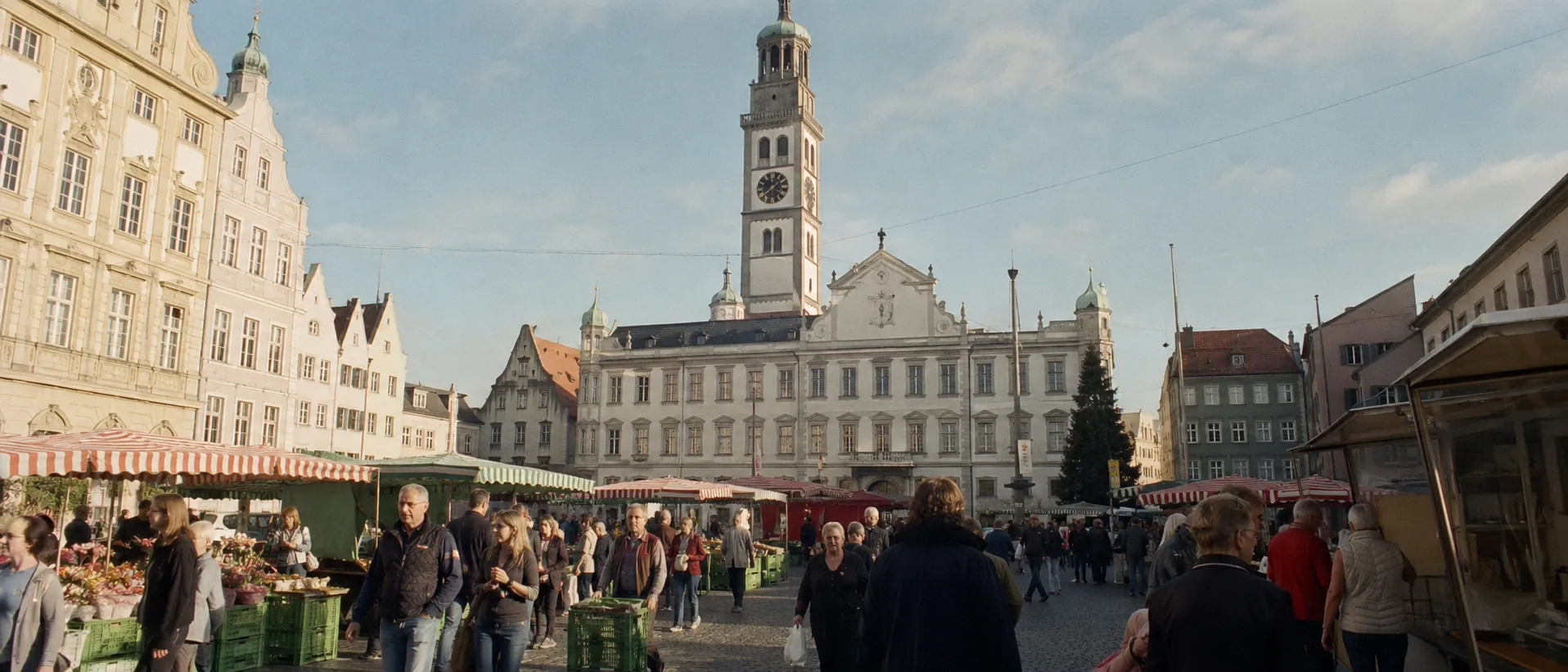 Augsburger Rathausplatz mit Perlachturm, Marktständen und Renaissancefassaden