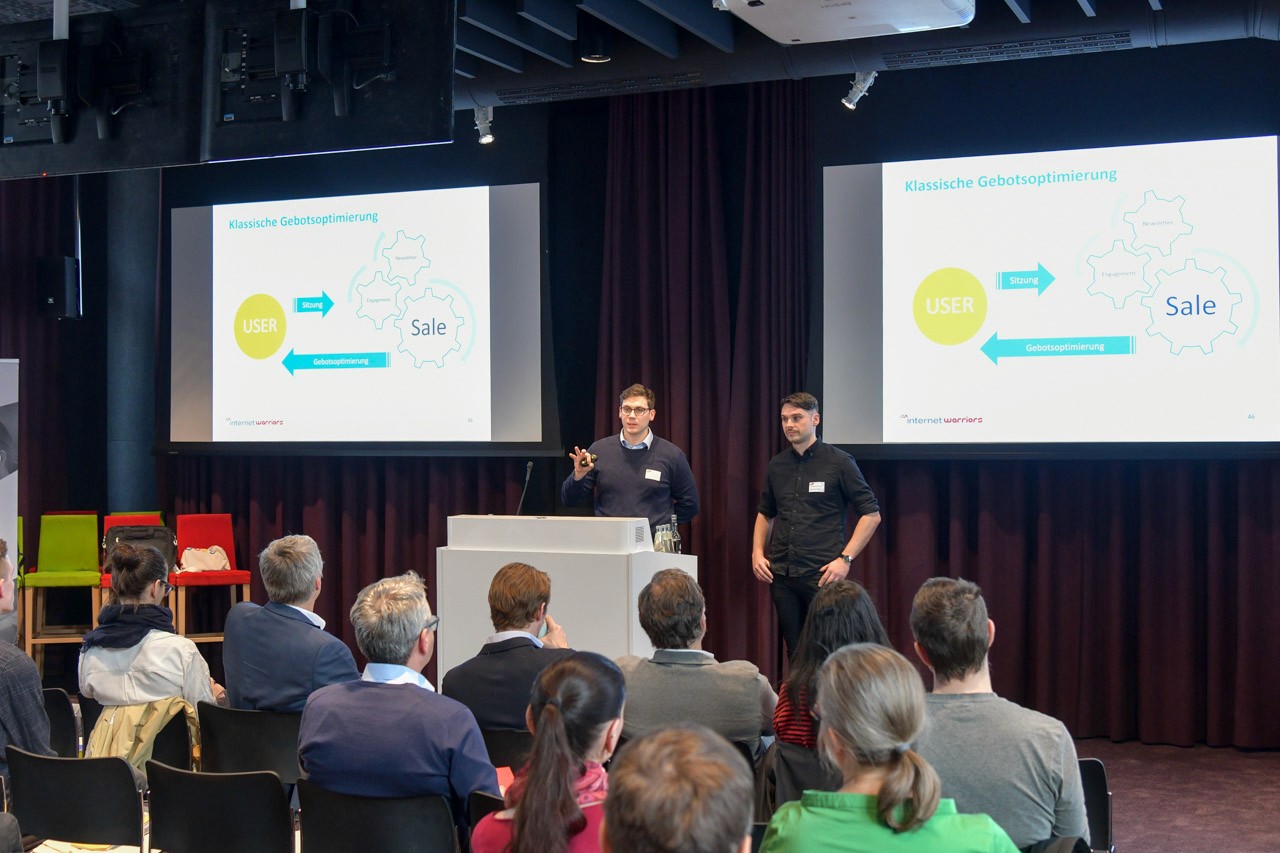 Johannes Stabel und Mitarbeiter - Vortrag Bühne - Google Fachkonferenz E-Commerce - internetwarriors GmbH