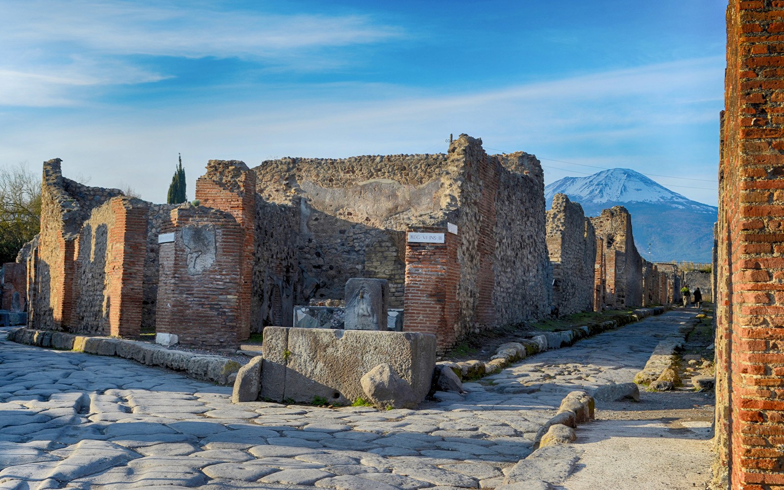Antike Ruinen von Pompeji mit dem Vesuv im Hintergrund, Italien.