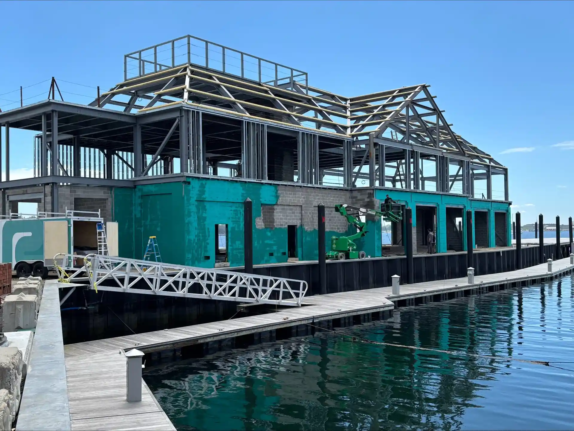 Une construction commerciale sur la côte atlantique avec barrière pare-vapeur Rub-R-Wrap