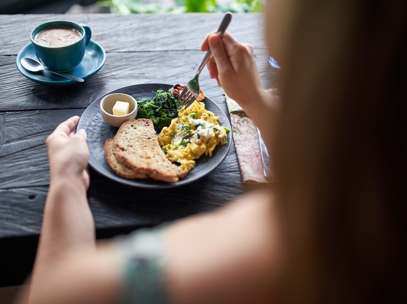 person eating a healthy breakfast with protein and fiber to complement taking the safest weight loss shot