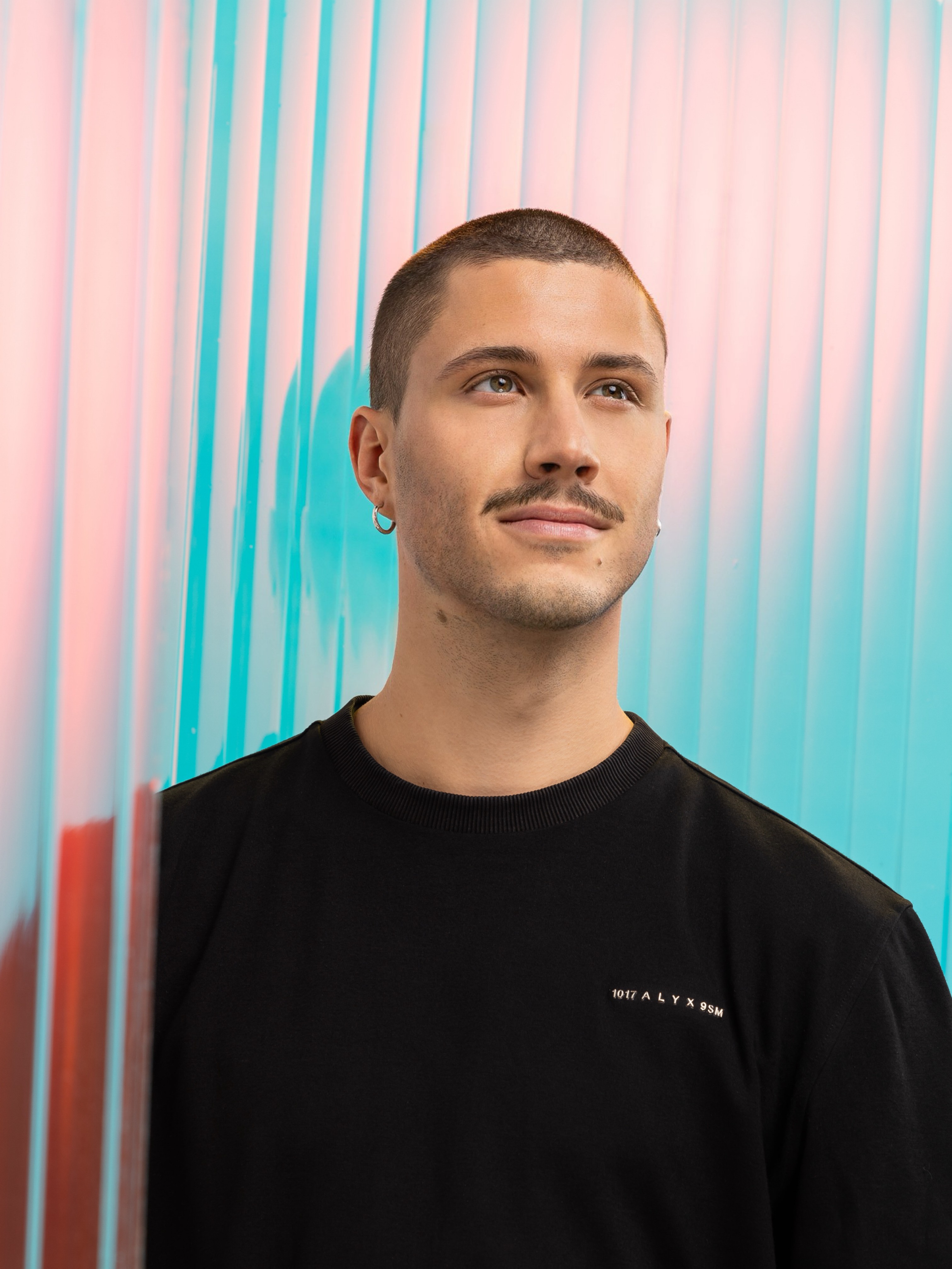 Portrait Photo of Jonas Gruner with a vibrant Background 