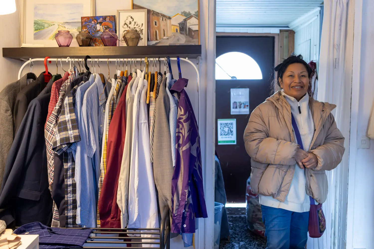 Kläder upphängda i Vinternatts garderob för besökare.