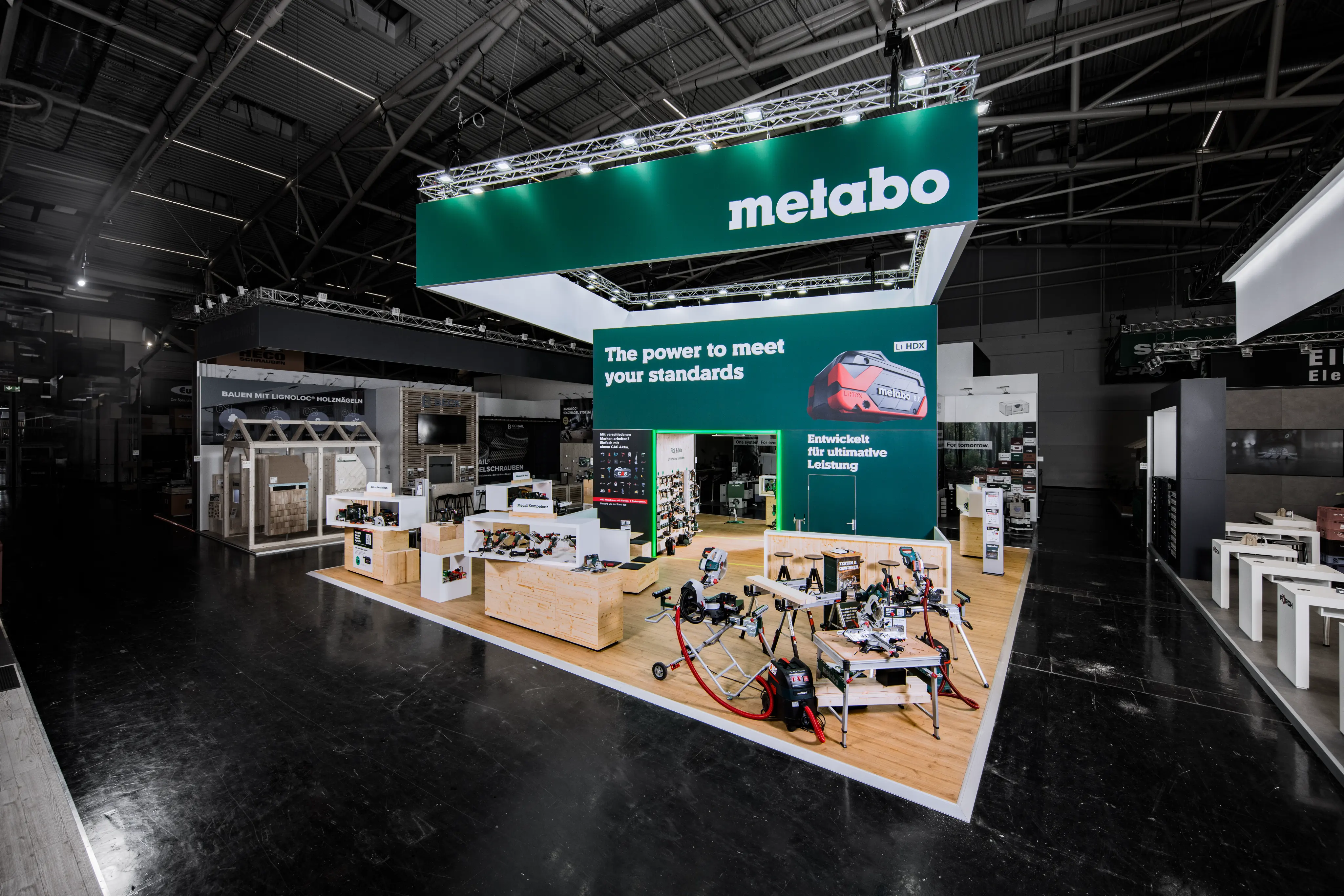 Messestand von Metabo aus einer schrägen Frontansicht