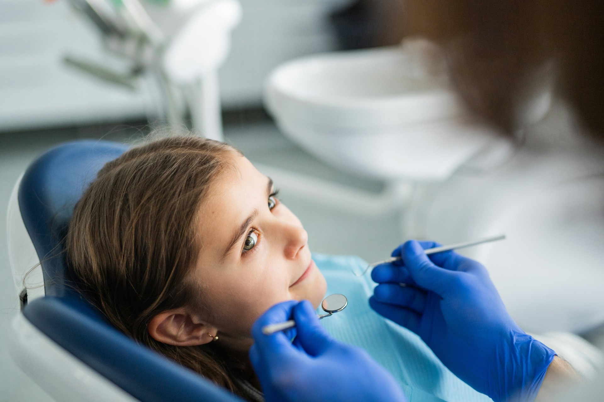 Kind die gerustgesteld naar tandarts kijkt.