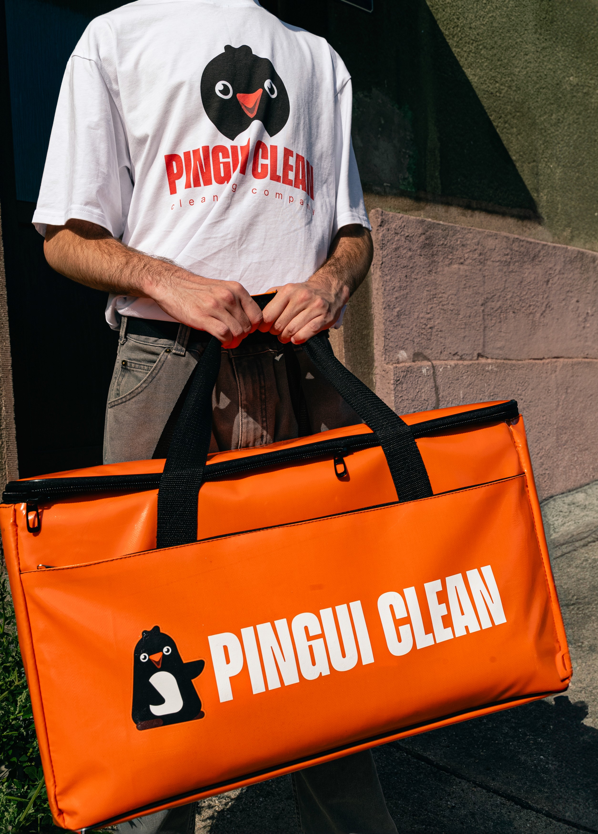 Pingui Clean cleaner with a branded bag