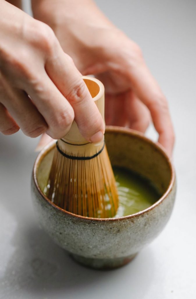 Preparazione del tè matcha con la frusta in bambù