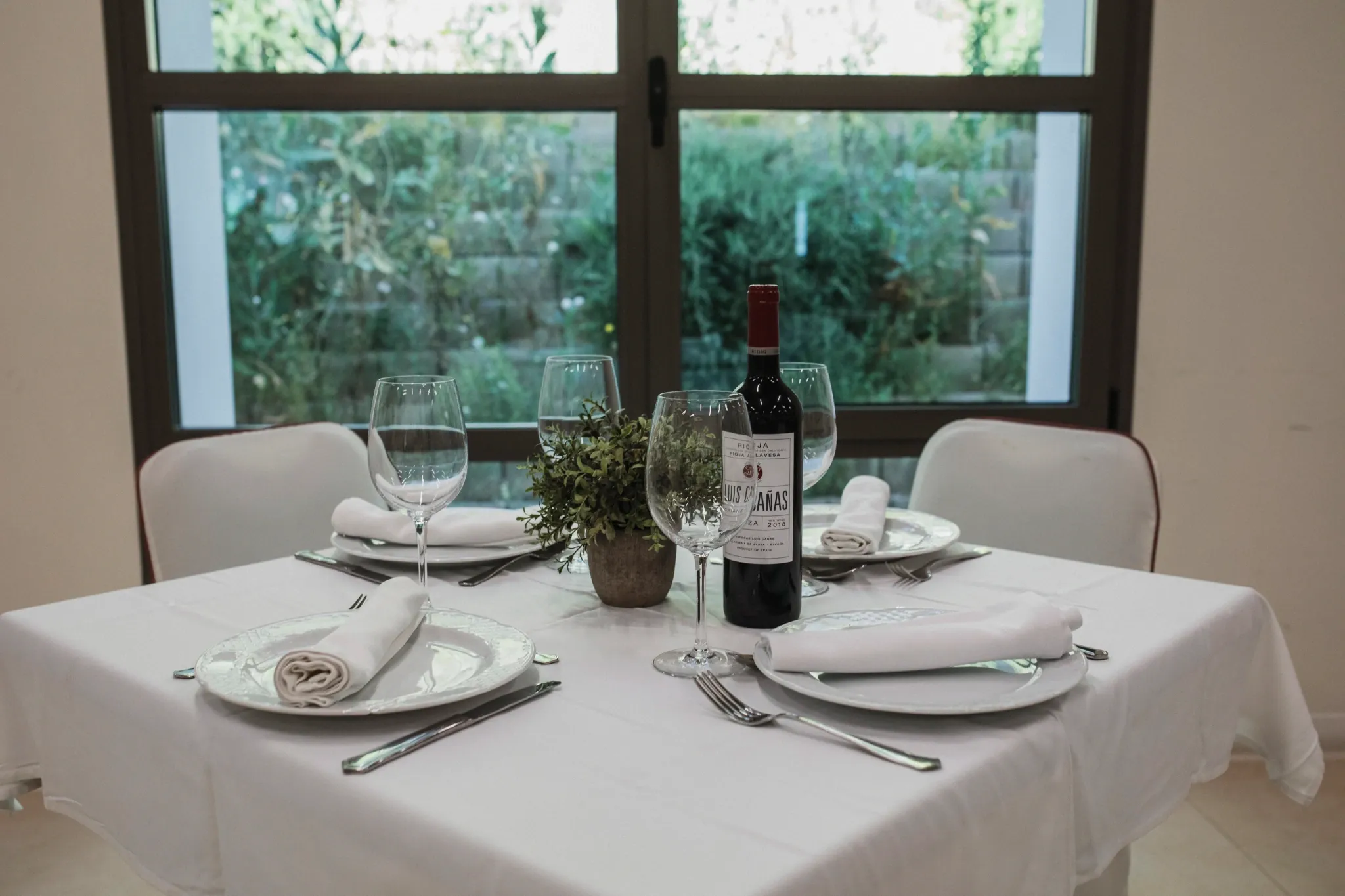 Mesa en el restaurante del Balneario de Cofrentes, el balneario más medicalizado de España