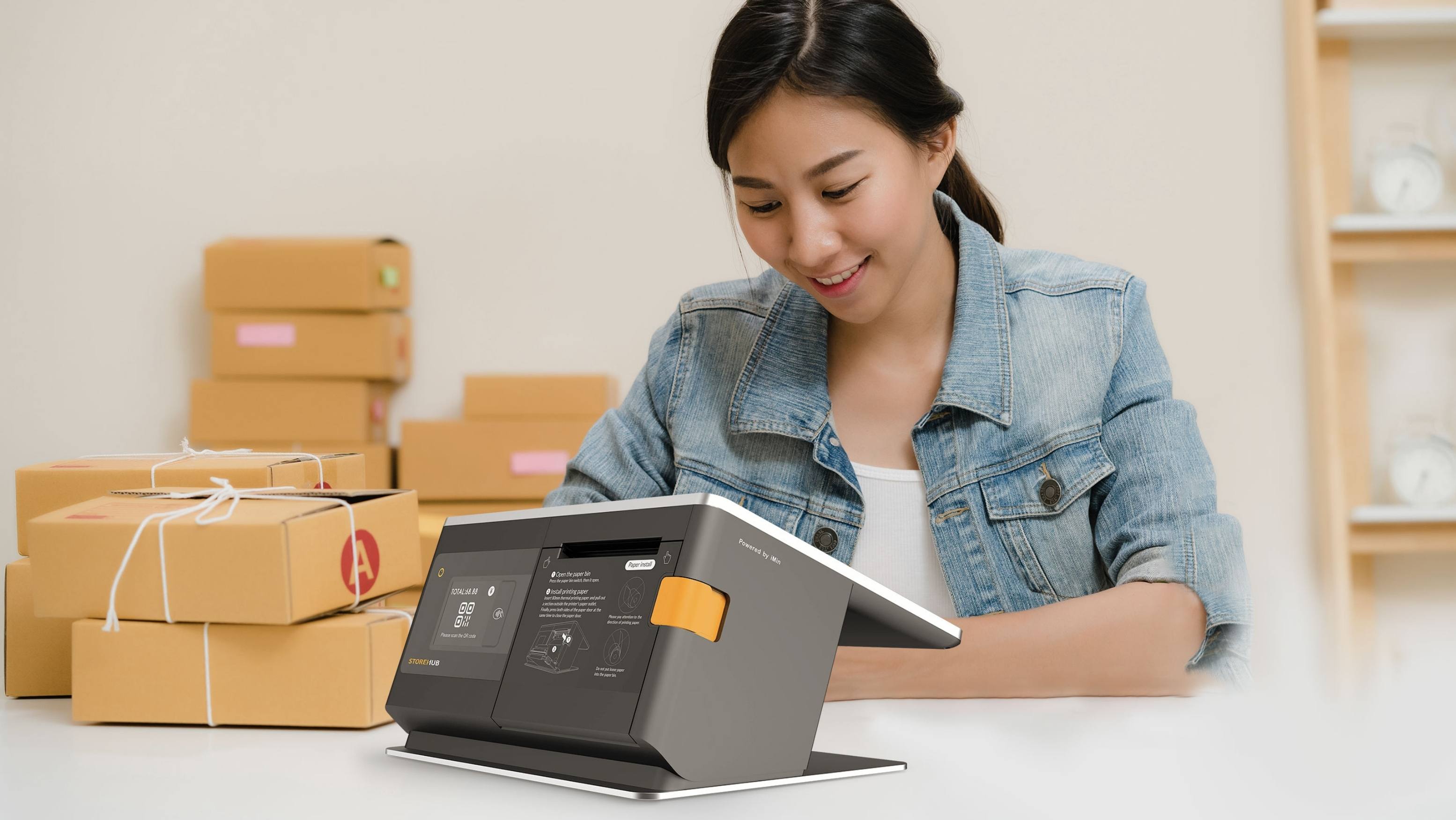 一位马来西亚小企业主正在使用 StoreHub POS 系统进行电子发票处理