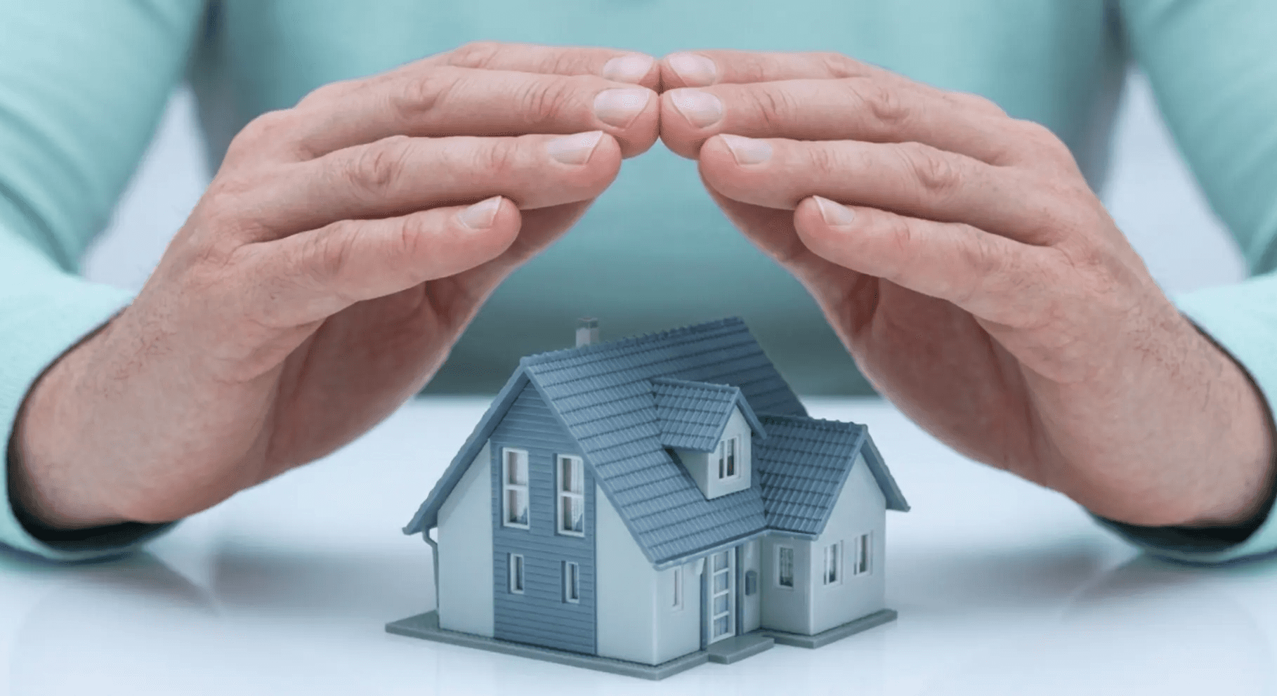 Maison protégée par des mains