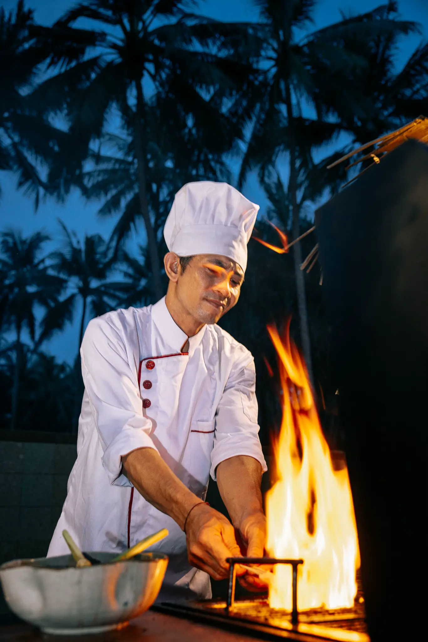 Live-Cooking mit Flambier-Show – Resort-Koch zaubert kulinarische Highlights im Kelapa Retreat & Spa Resort, Bali