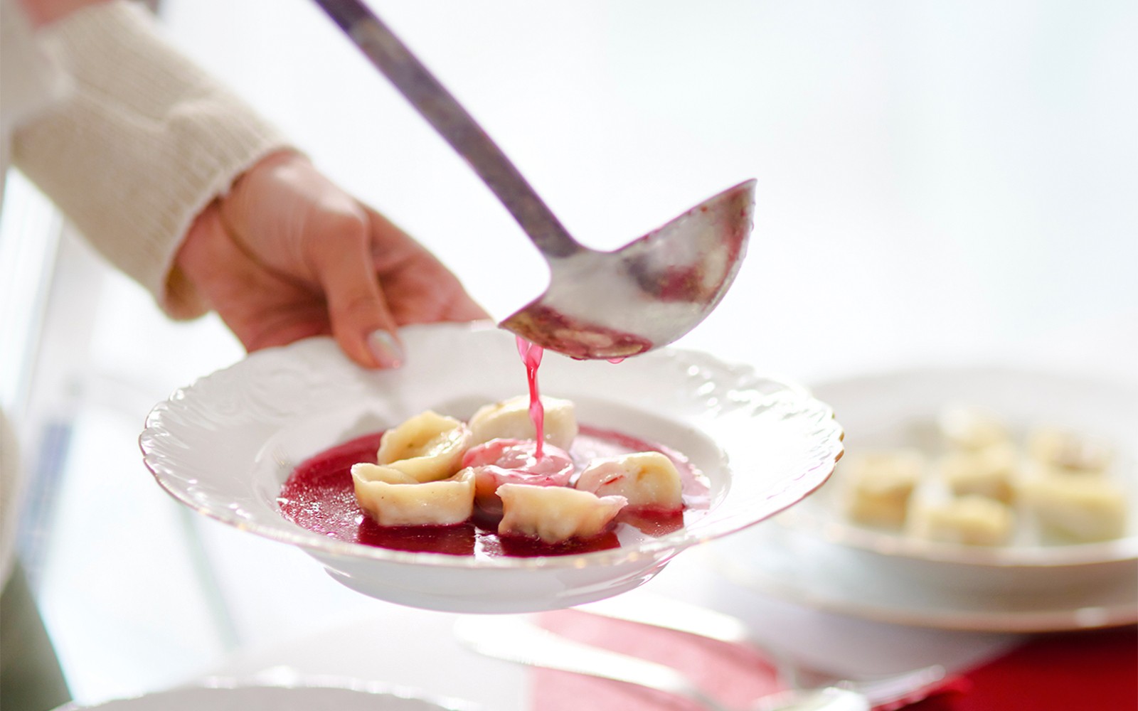 在波兰供应的饺子搭配红菜汤。