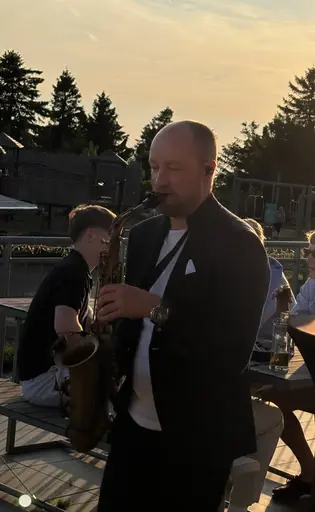 Fabian Fischer der Saxophonist auf dem großen feldberg am spielen