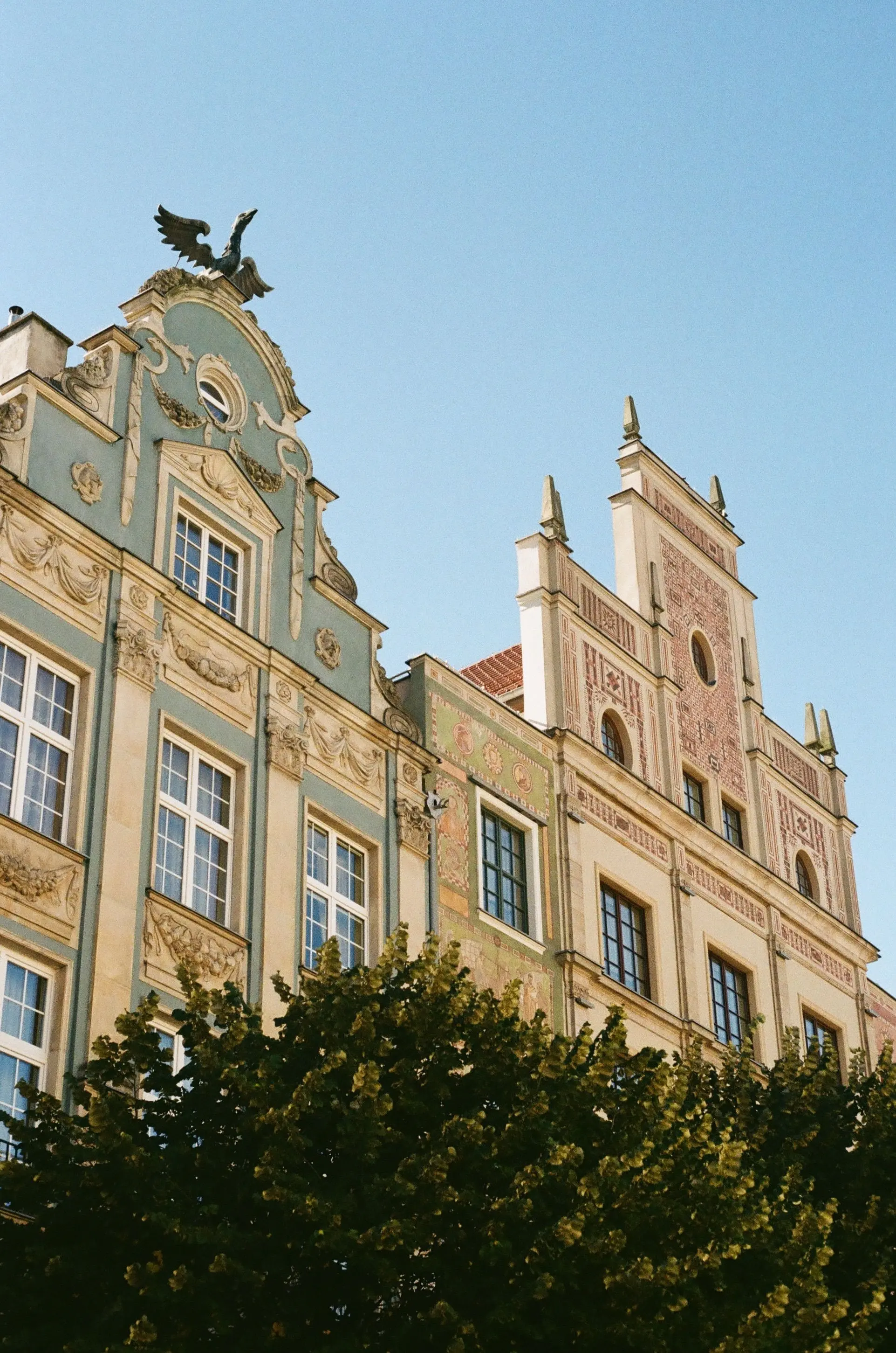 kolorowe kamienice w Gdańsku. Ich architektura odzwierciedla silne wpływy hanzeatyckie, holenderskie i flamandzkie, które są pamiątką po dawnych, handlowych czasach miasta.