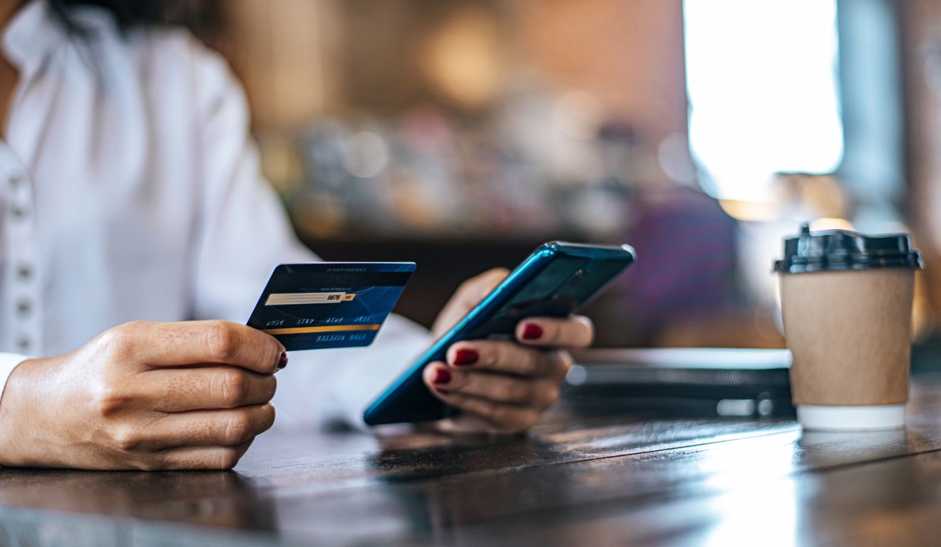 Imagem mostra mulher acompanhando fatura do cartão de crédito pelo celular