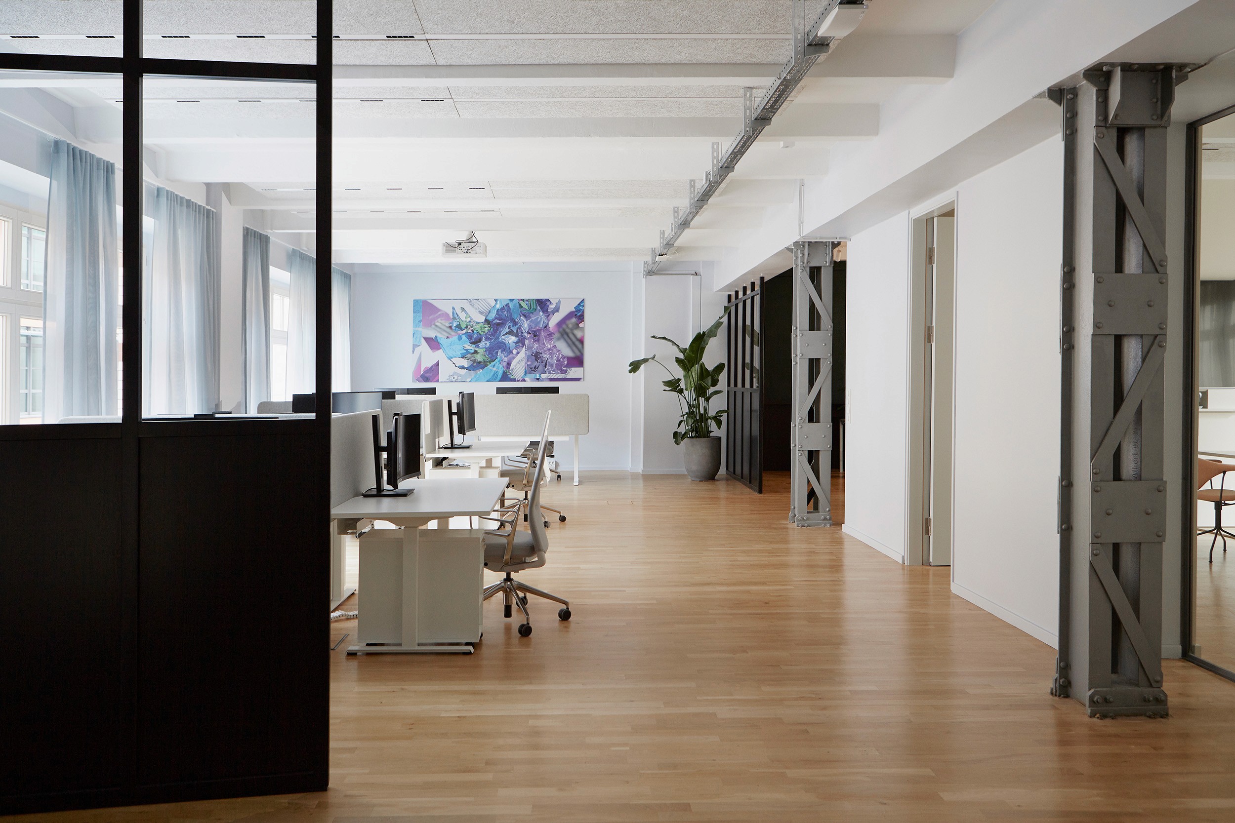 nnenarchitektur-Leistung für modernes Großraumbüro in Berlin mit flexiblen Arbeitsplätzen