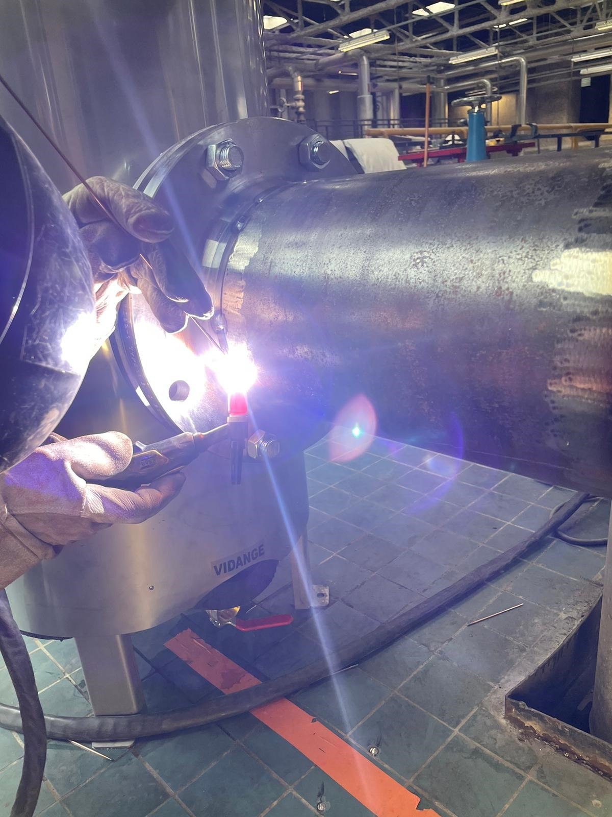 Réseau de tuyauterie posé dans une zone industrielle à Villefranche-sur-Saône