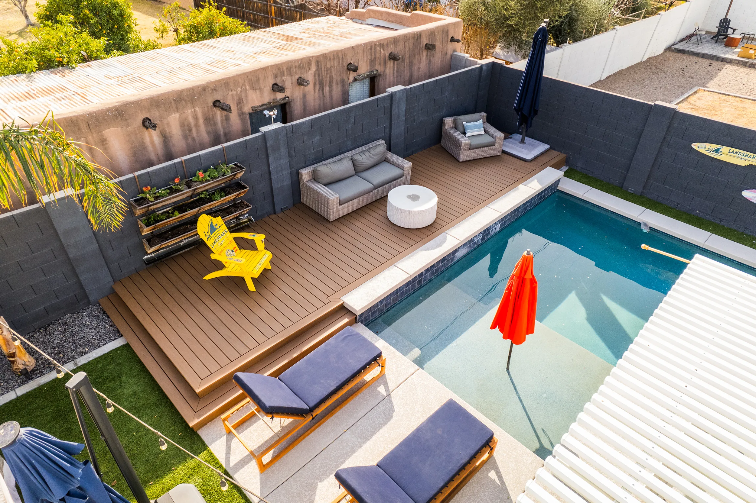 HBC Desks – A Contemporary Poolside Sanctuary with Trex Transcend Lineage decking