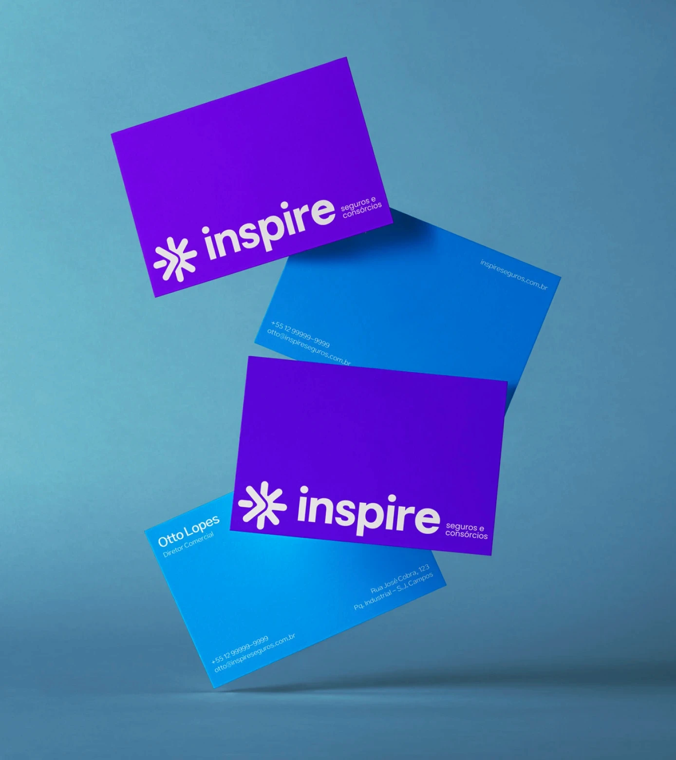 Quatro cartões de visita da Inspire Seguros flutuando, nas cores roxo e azul, com logo e nome "Otto Lopes – Design Coord. Eq." em fundo azul acinzentado