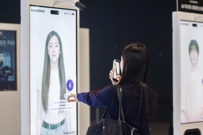 Video call your favorite K-POP artists, anytime!