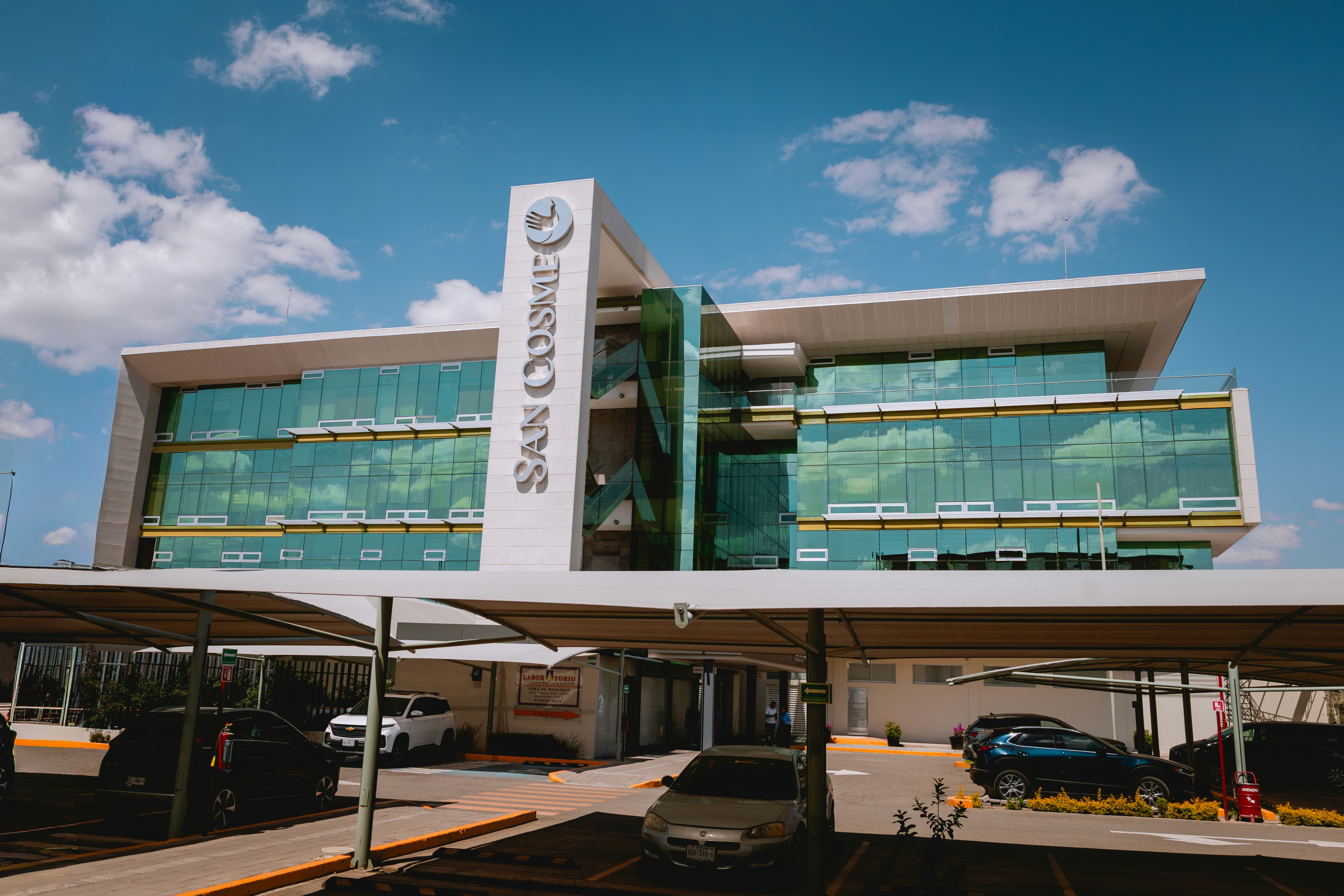 San Cosme Centro Especializado en Cirugía y Trasplante Renal Aguascalientes - Fachada arquitectónica moderna con estacionamiento