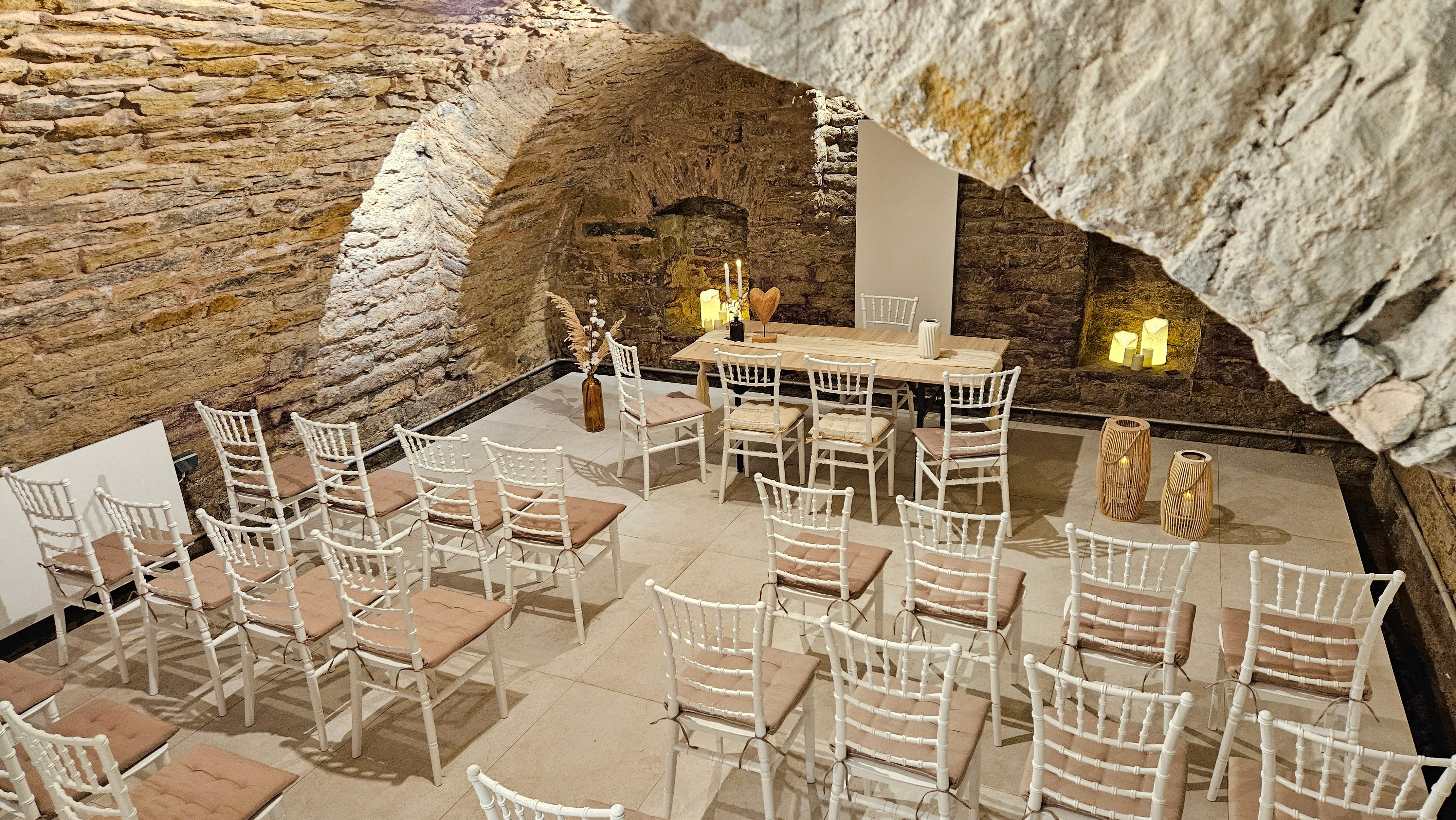 Blick über Albstadt mit bewaldetem Hang im Vordergrund und Ausläufern der schwäbischen Alb.