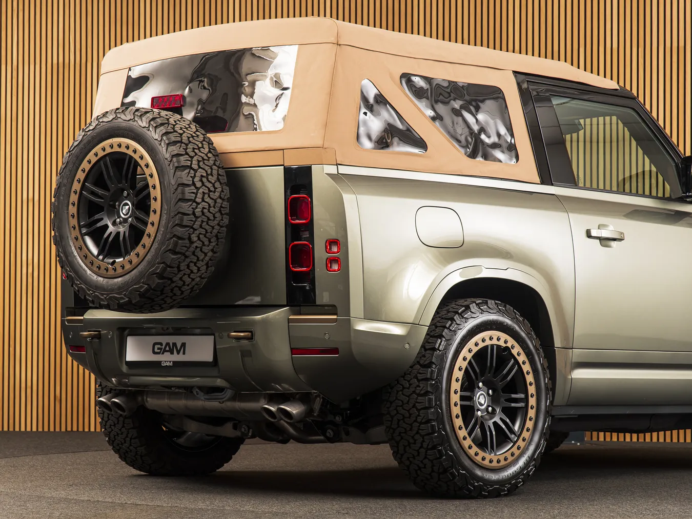 Land Rover Defender 90 V8 VALIANCE CONVERTIBLE | HERITAGE vanaf de achterzijde