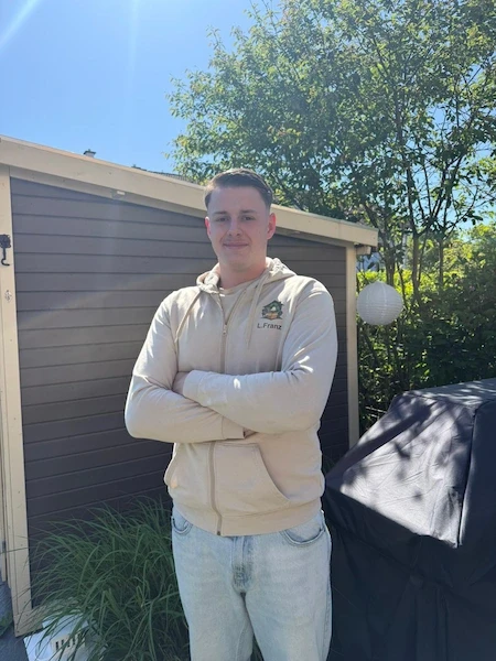 Luca Franz vor einer Garage