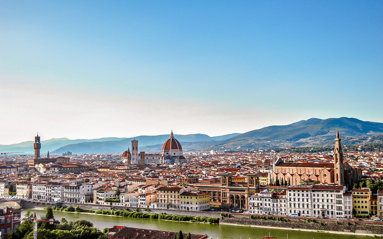 佛罗伦萨天际线与大教堂及山丘，作为2小时电动自行车之旅的一部分。