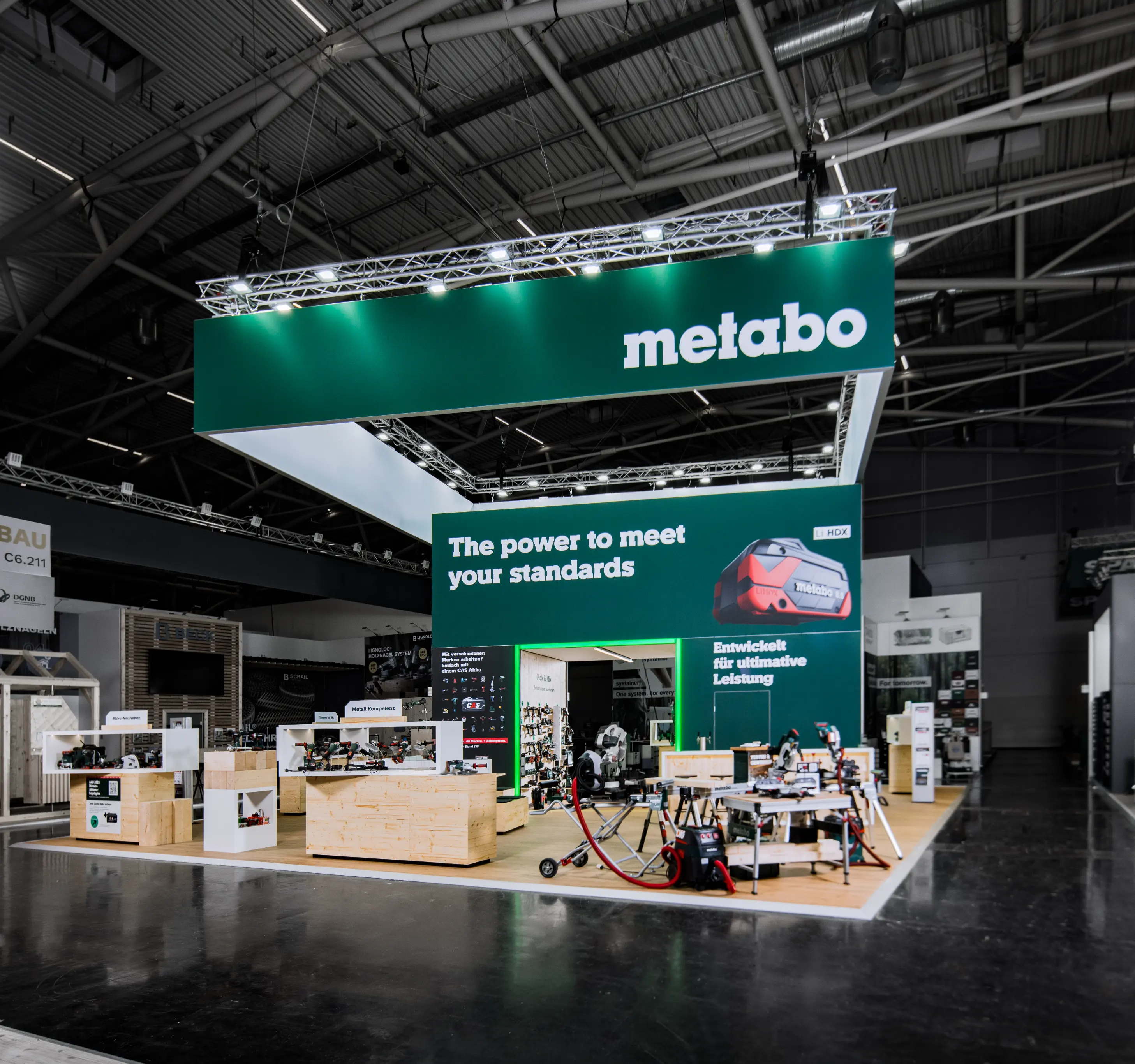 Messestand von Metabo aus einer schrägen Frontansicht