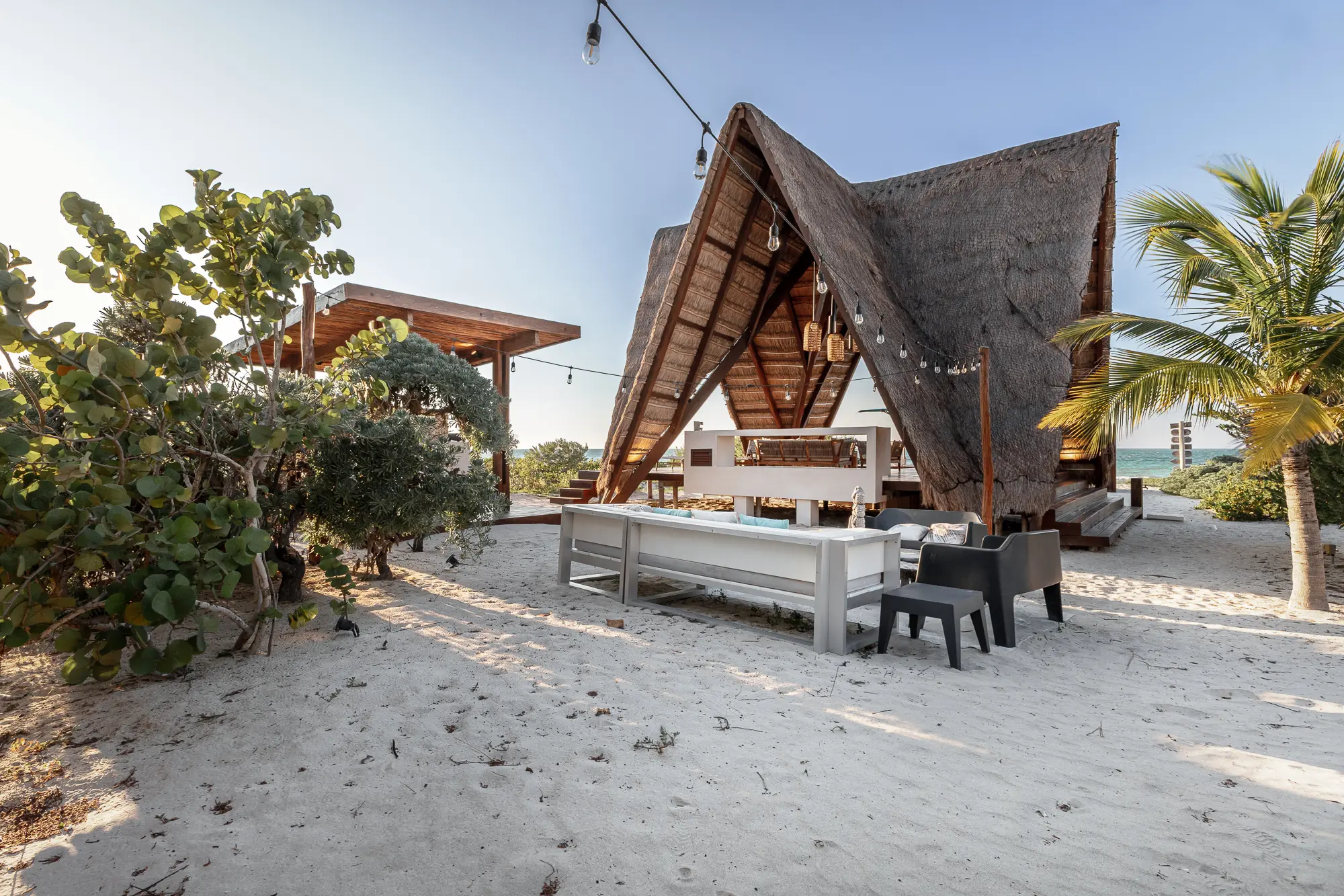 Tulum 21 - Vista hacia palapa, con mar de fondo