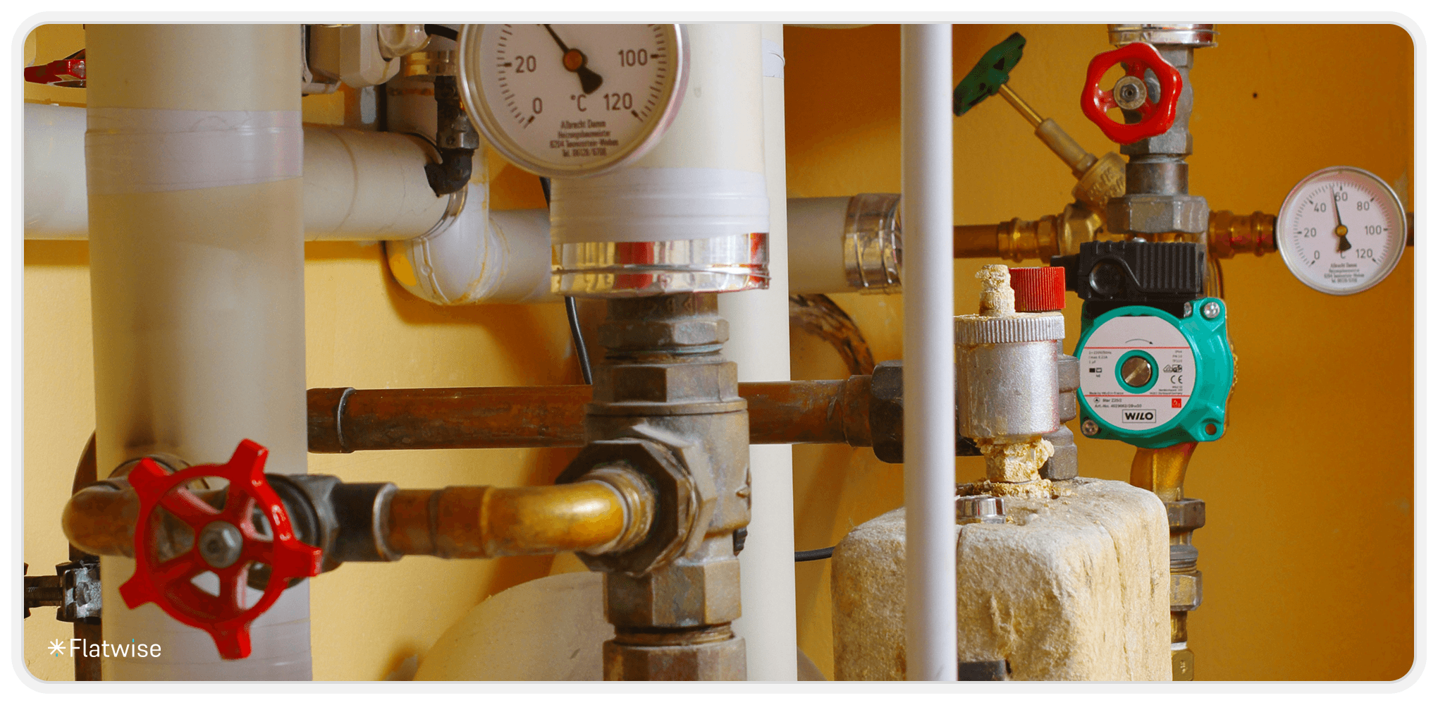 Foto zeigt Rohre von einer Warmwasseranlage