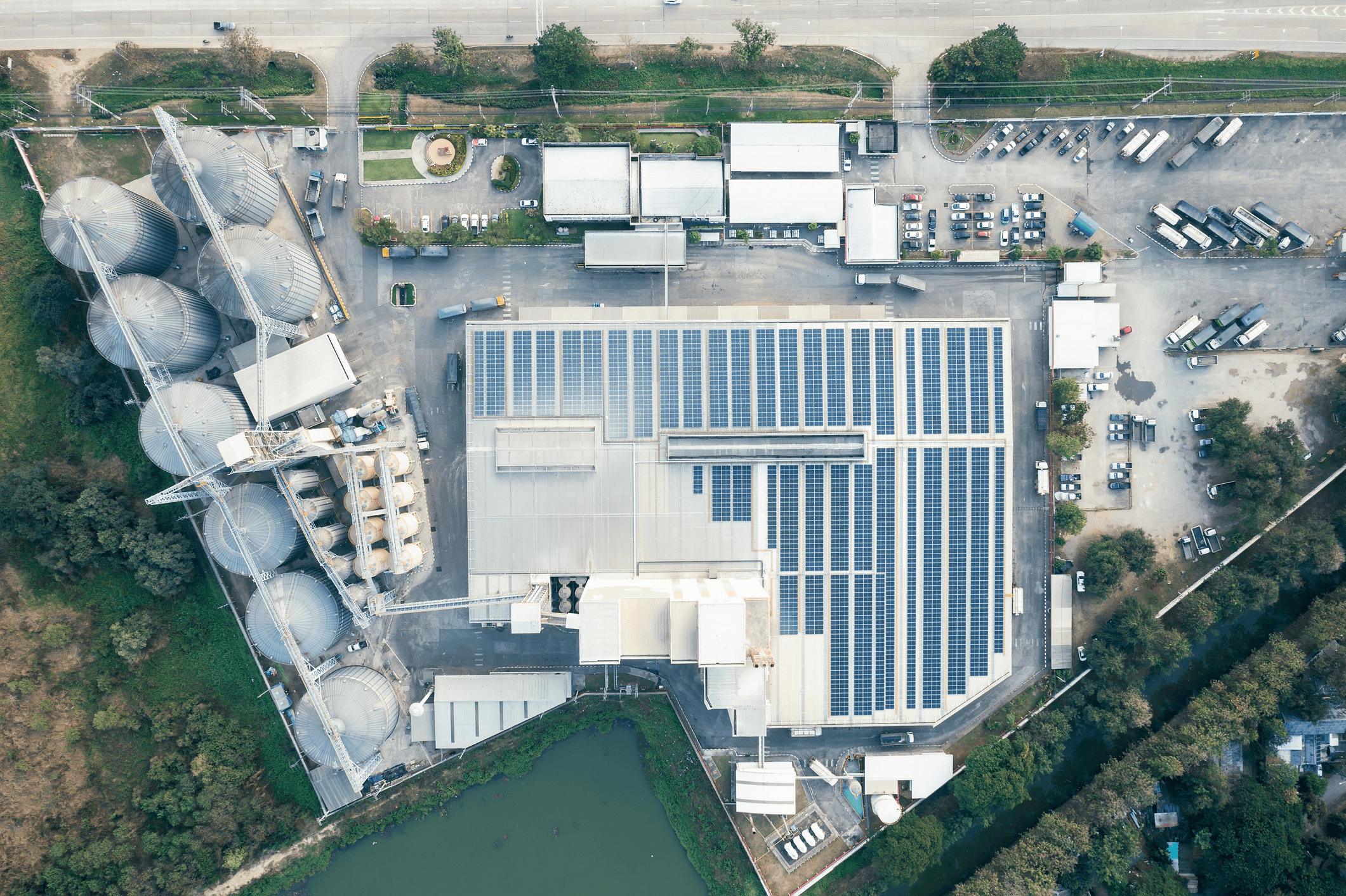 Photo d'une entreprise équipée de panneaux solaires, installation réalisée par Solarock, installateur professionnel
