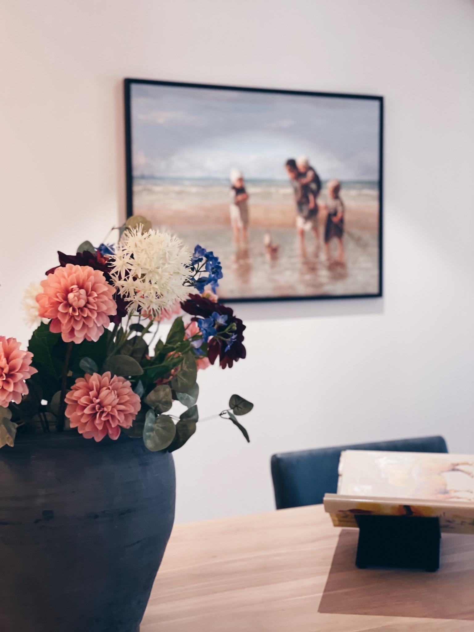 interieurstyling ouderenzorg met zijde bloemen en oude meesters schilderijen 