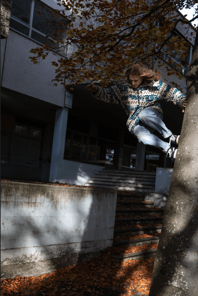 quelqu'un qui saute contre un arbre