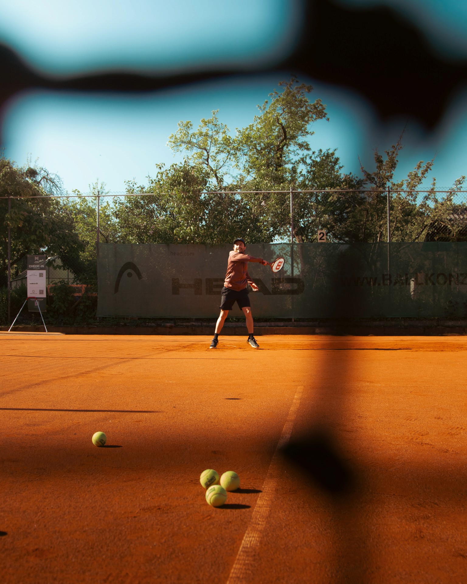 Tennismeisterei Tennistraining ein Tennisspieler nach dem Vorhandschlag