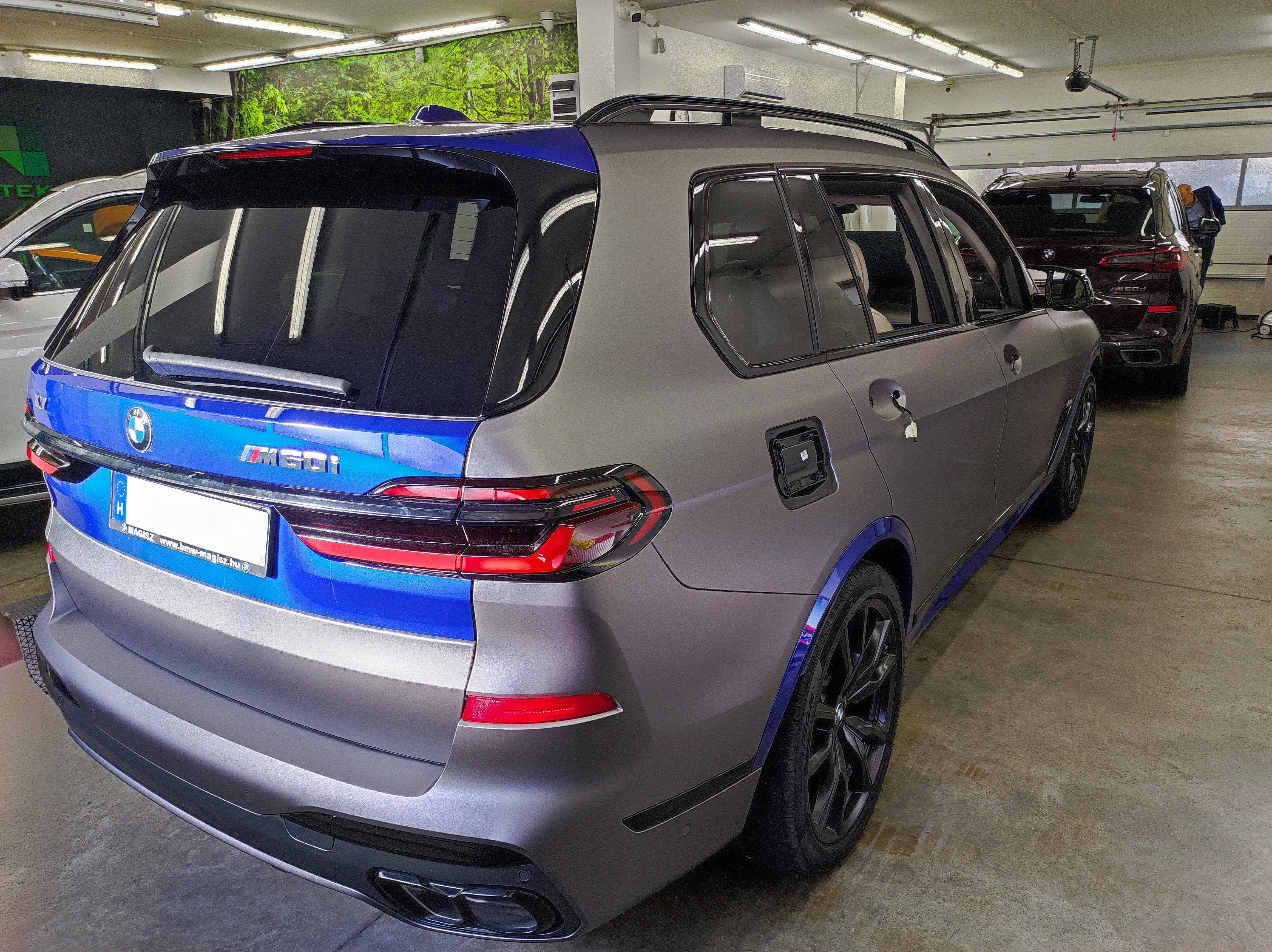 Különleges, matt szürke színváltó autófóliát (wrap) kapott BMW X7 M60i luxus terepjáró a Nortek budapesti műhelyében.