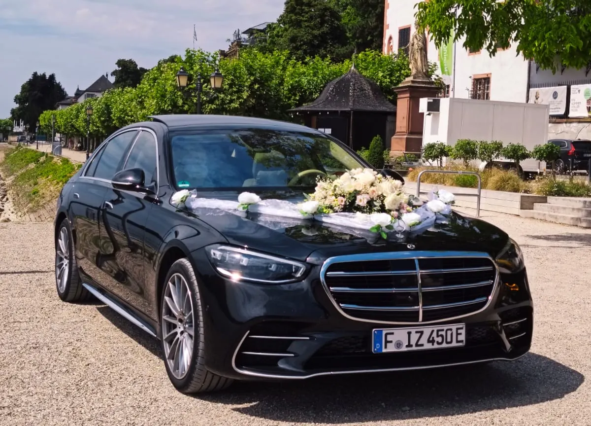 Mercedes S-Klasse mit weißem Blumenschmuck als Hochzeitslimousine in Frankfurt