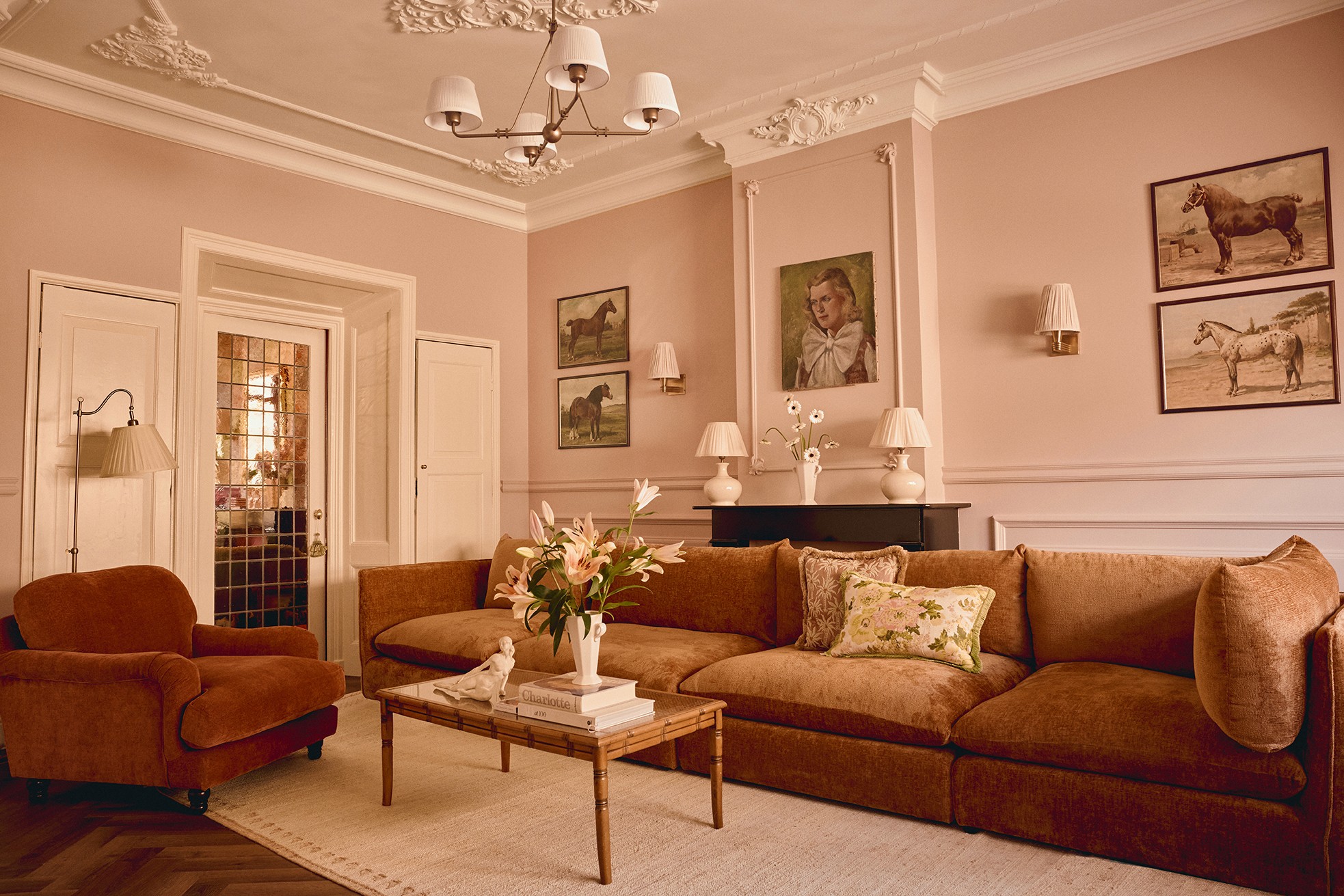 Interieur design roze woonkamer