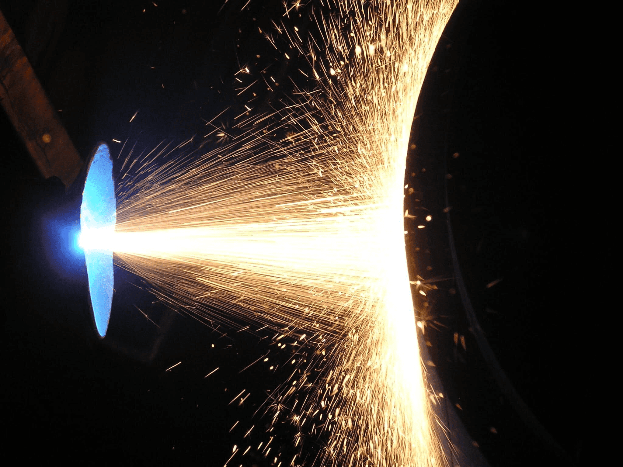 Elektrisch draadspuiten met vonkenregen op een industrieel werkstuk bij Plasma Service 