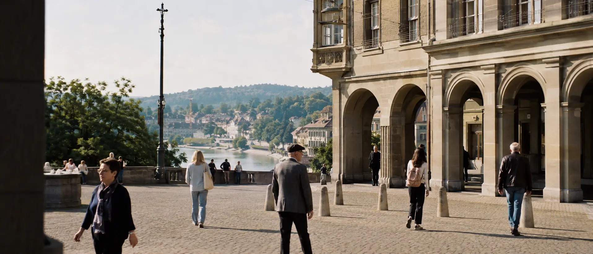 Berner Bundesplatz mit Sandsteinarkaden, Passanten und Blick zur Aare