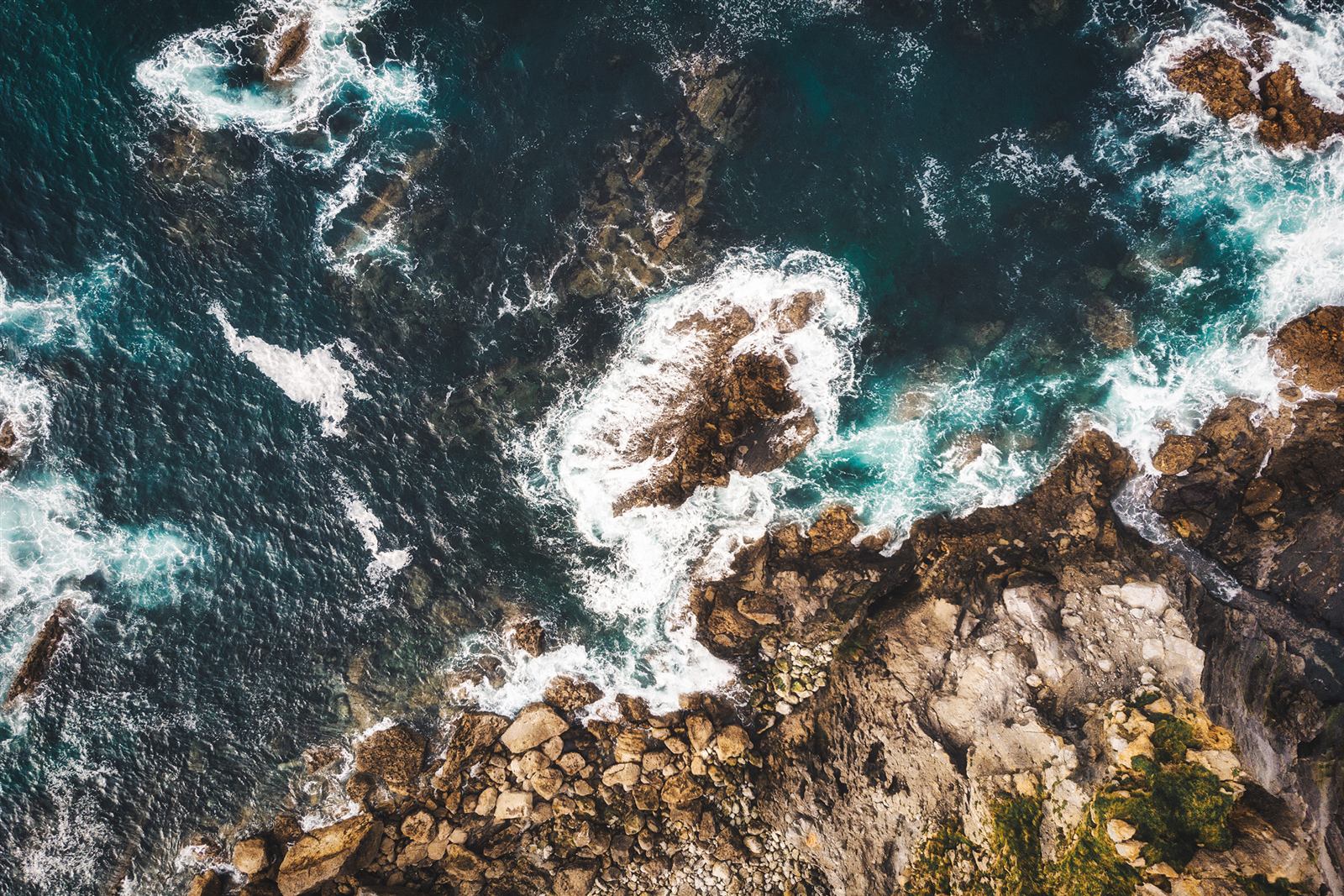 Olas rompiendo contra las rocas vistas desde arriba