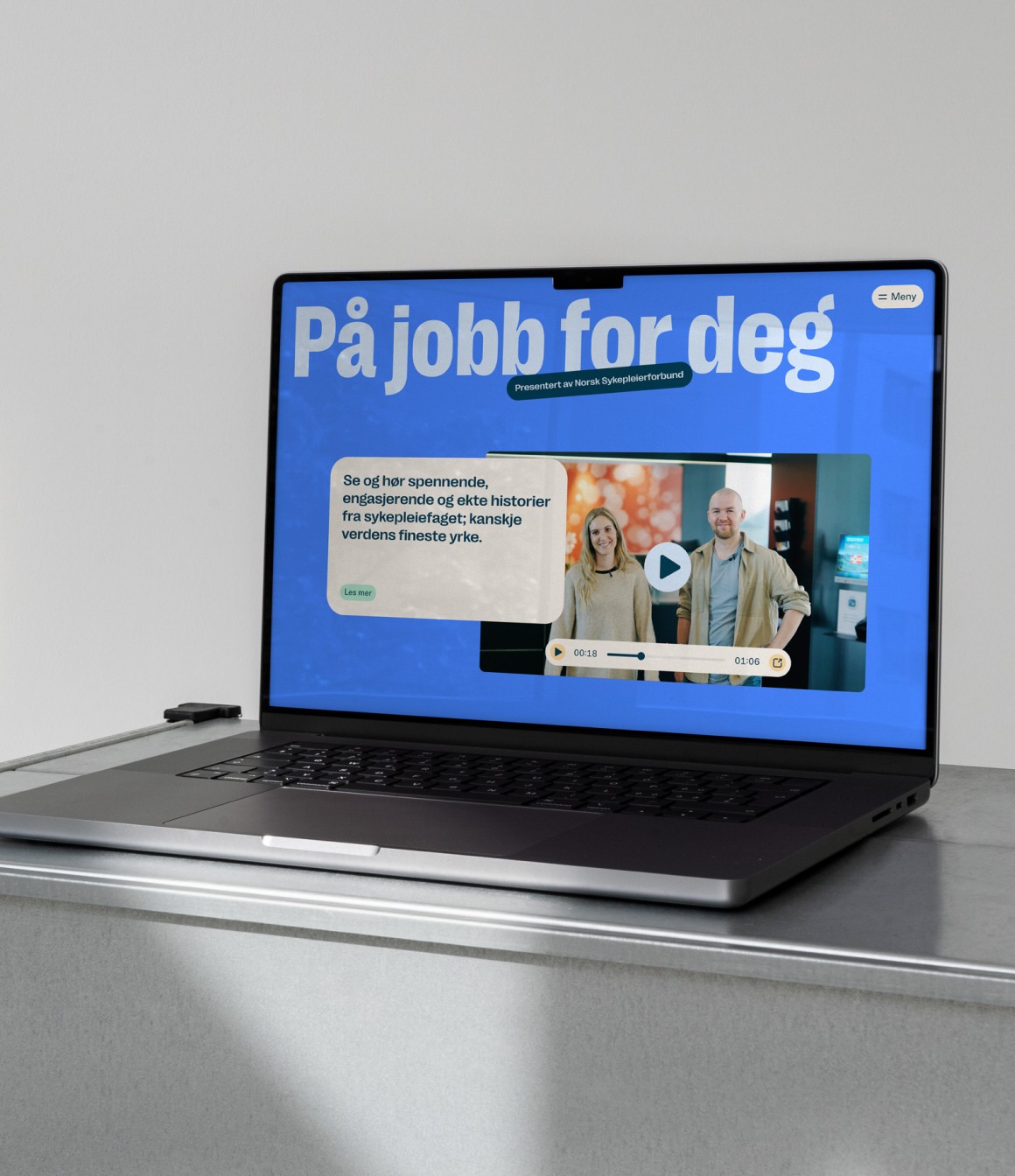 A laptop displaying the website designed for "På jobb for deg".