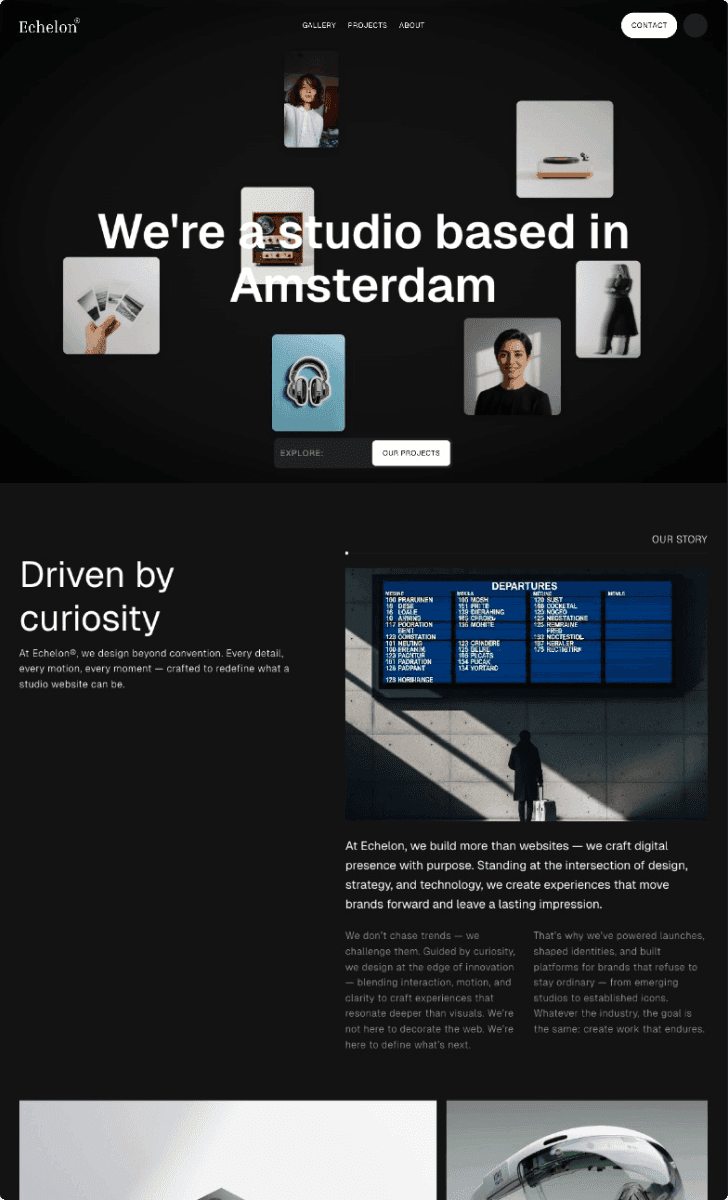 Una persona con una camiseta negra y pantalones de color claro está de pie en la cima rocosa de una montaña al atardecer, sosteniendo una cámara frente a su cara para tomar una foto. Un mar de nubes se extiende detrás de ellos, iluminado por la luz dorada del sol poniente.