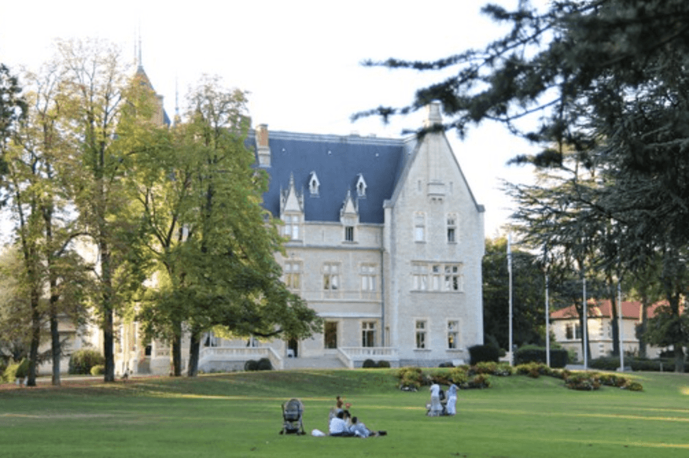 Couvreur Écully posant des tuiles canal sur une maison de caractère – Entreprise Lopez