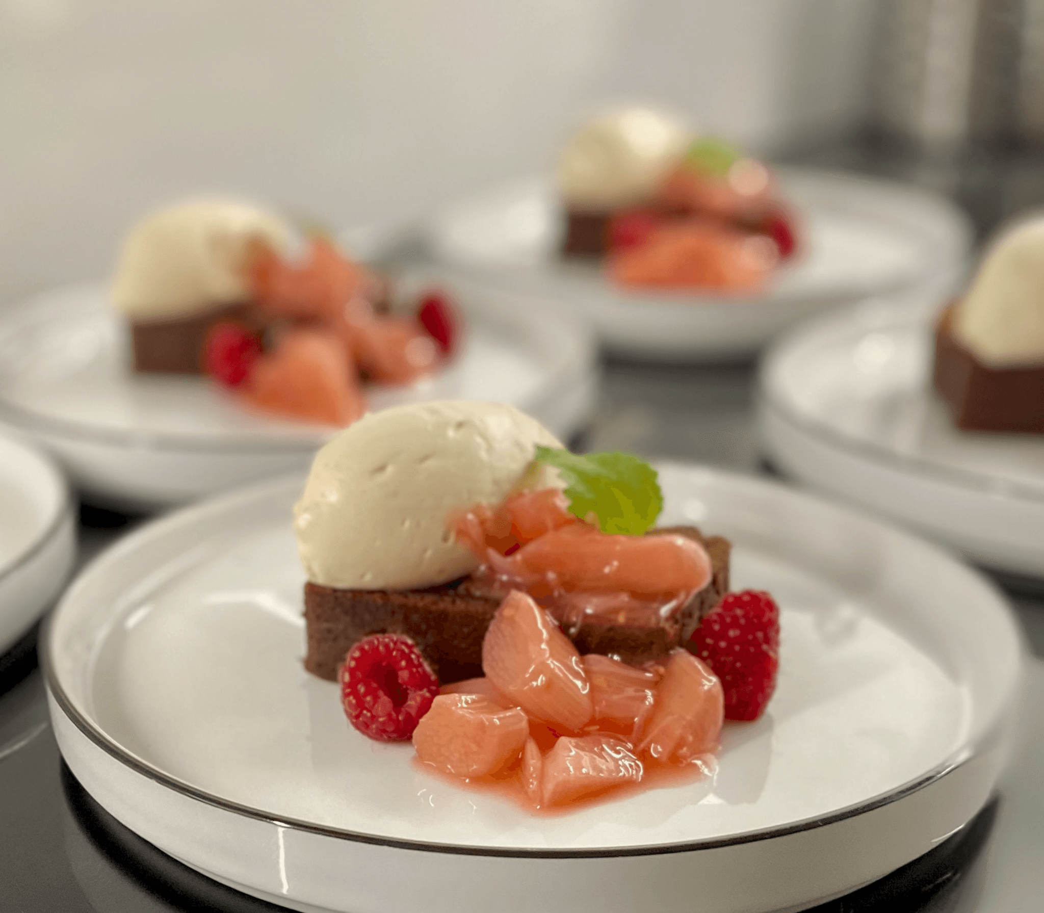 Brownie mit Rhabarberkompott